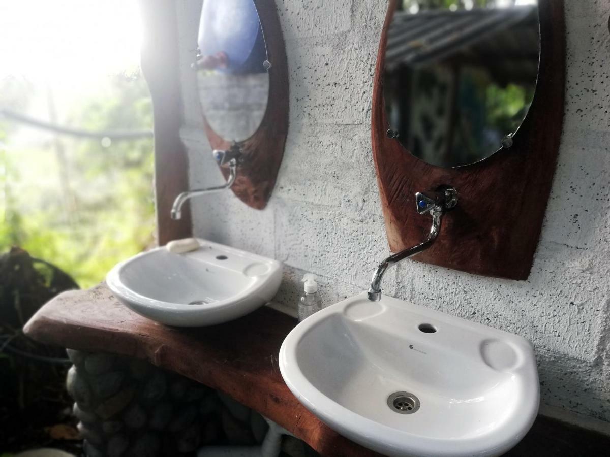 ホテル Jungle Roots テナ エクステリア 写真